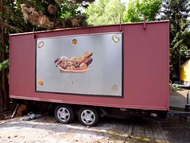Gut erhaltener Verkaufswagen mit Doppelachse